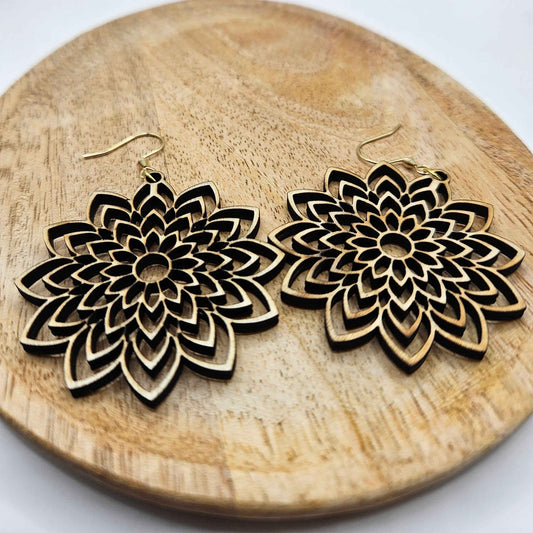 Mandala en bois de la marque Le Bois Elégant, motif détaillé et coloré, posé sur une surface en bois naturel.