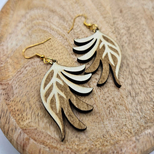 Plume de bois Le Bois Élégant en bois sculpté avec détails fins, décoration artisanale élégante pour intérieur.