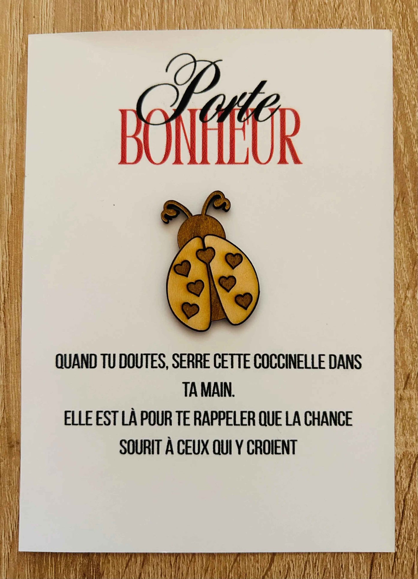 Carte porte-bonheur en bois gravée avec coccinelle, création artisanale de Le Bois Elégant, décoration porte-clés ou porte-bonheur.