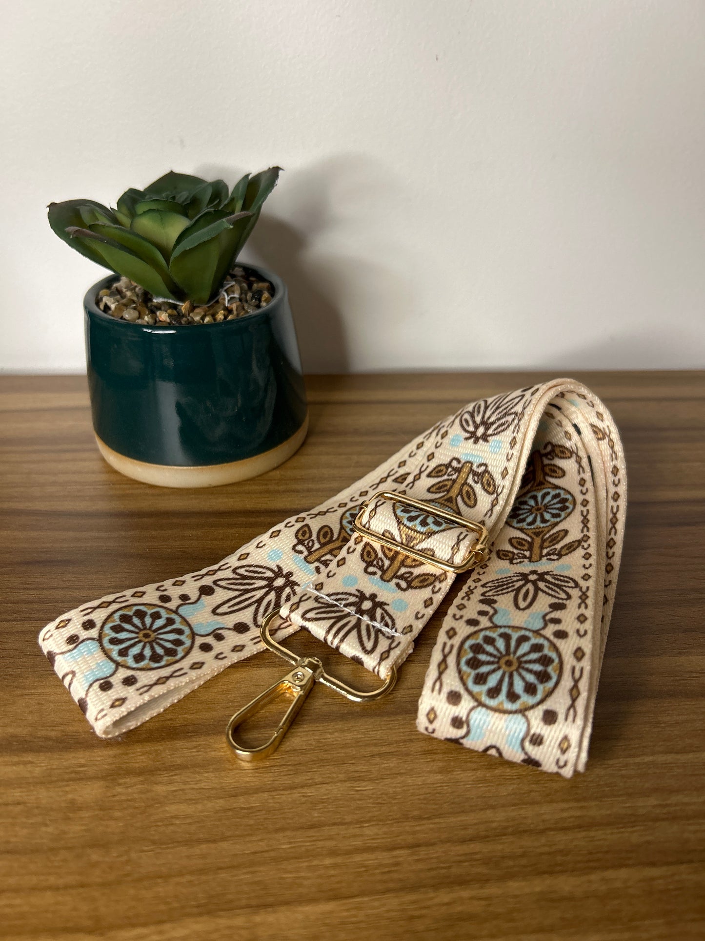 Sangle en cuir robuste pour le sac en bois tribal de Le Bois Élégant, parfaite pour les amateurs d'artisanat raffiné. Artisan, ARTISANAT, Sac en bois.