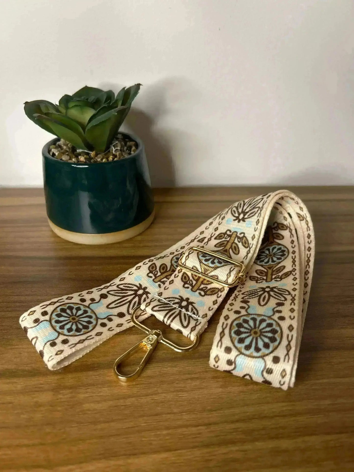 Sangle en cuir robuste pour le sac en bois tribal de Le Bois Élégant, parfaite pour les amateurs d'artisanat raffiné. Artisan, ARTISANAT, Sac en bois.