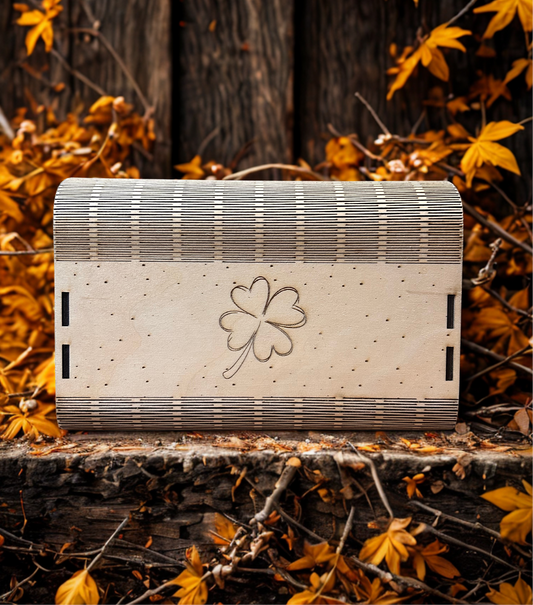 Sac en bois Chance, motif trèfle, vue de détail