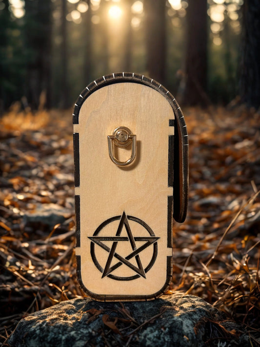 Sac Énora de Le Bois Elégant, sac avec symboles magiques, au design enchanteur dans une forêt scintillante.