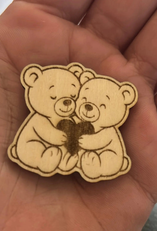 Photo d'un ourson en bois représentant le Câlin de Poche de Le Bois Elégant, serrant un cœur dans ses bras. Un cadeau touchant qui rappelle l'affection et la tendresse, ce câlin de poche est à emporter partout. calin de poche, pockethug