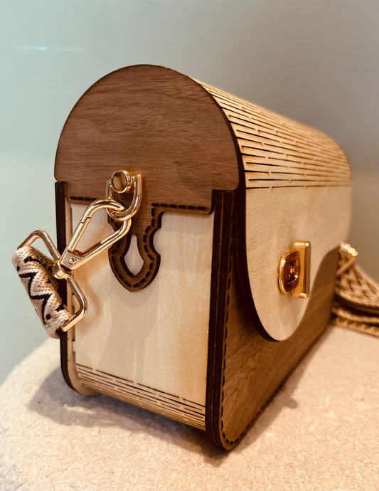 Détail du sac artisanal en bois Chérie de Le Bois Élegant, montrant son fermoir rotatif en bois. Parfait pour ceux qui cherchent un style unique, alliant artisanat et modernité. artisan, ARTISANAT, Sac en bois.