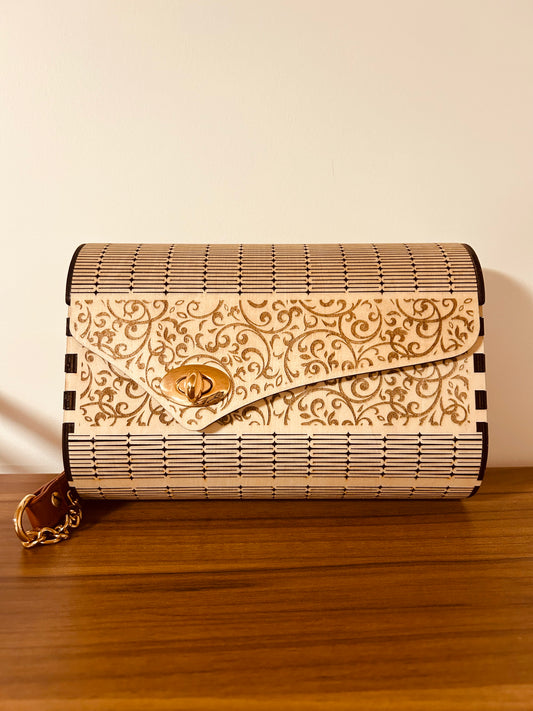 Vue frontale du sac à main en bois Morghane par Le Bois Elégant, présentant des motifs floraux élégants, un accessoire artisanal et unique pour un look sophistiqué.