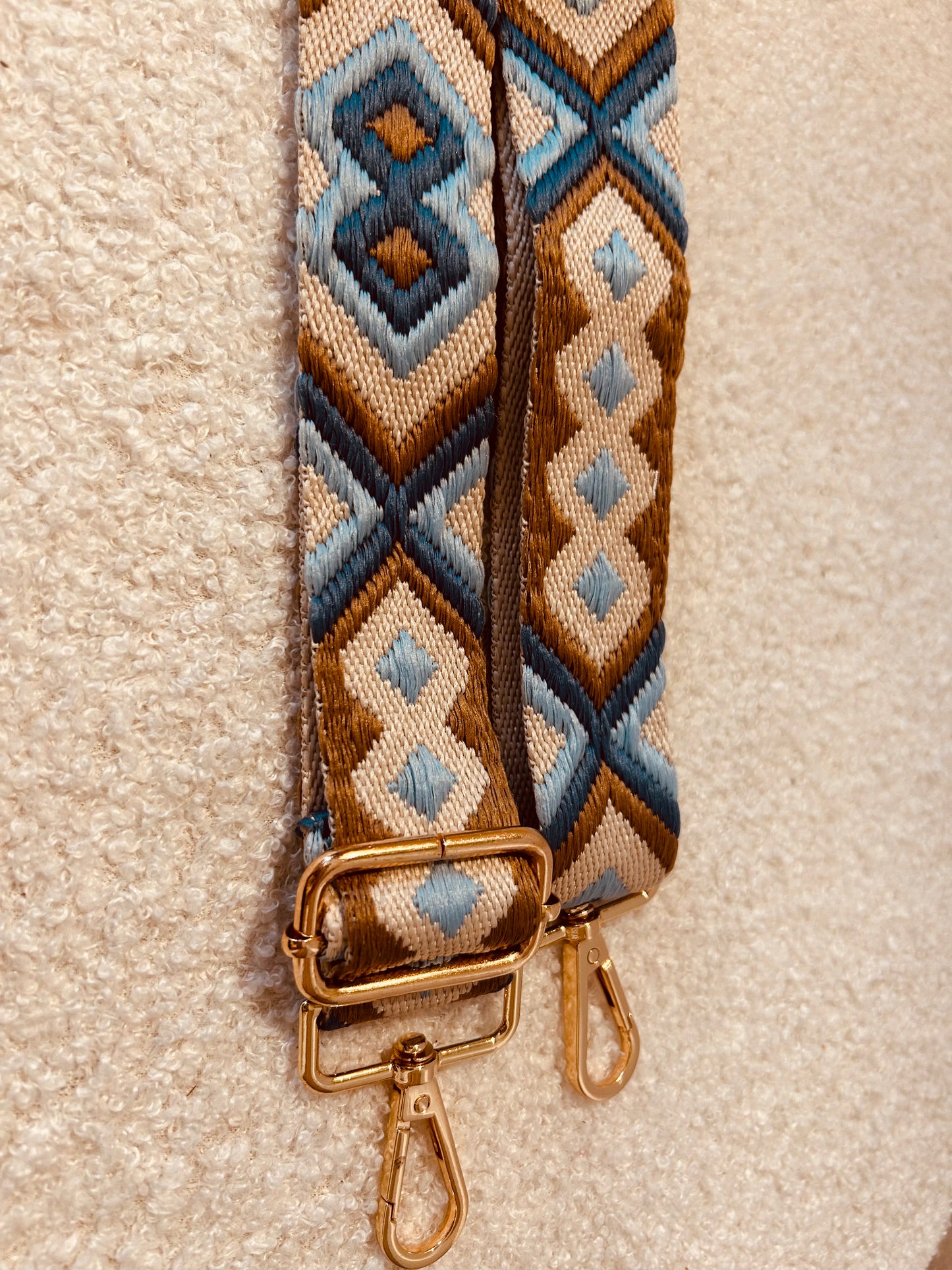 Sac à main en bois Morghane de Le Bois Elégant, affichant des motifs floraux, un choix idéal pour une touche artisan dans votre garde-robe.