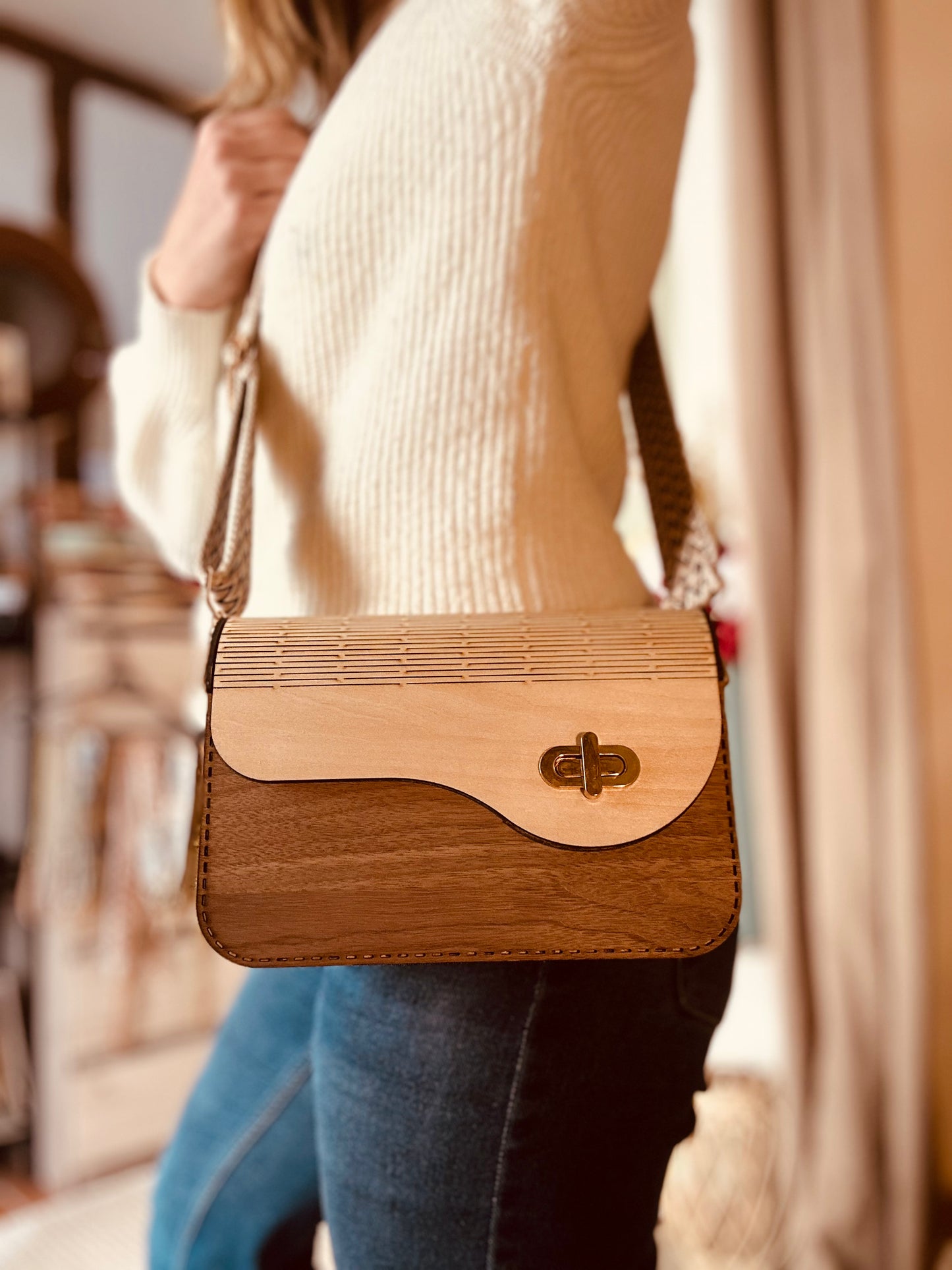 Sac artisanal en bois Chérie de Le Bois Élegant, mettant en avant son design élégant avec une chaîne bandoulière. Un accessoire idéal pour les amateurs d'artisanat et de mode. artisan, ARTISANAT, Sac en bois.