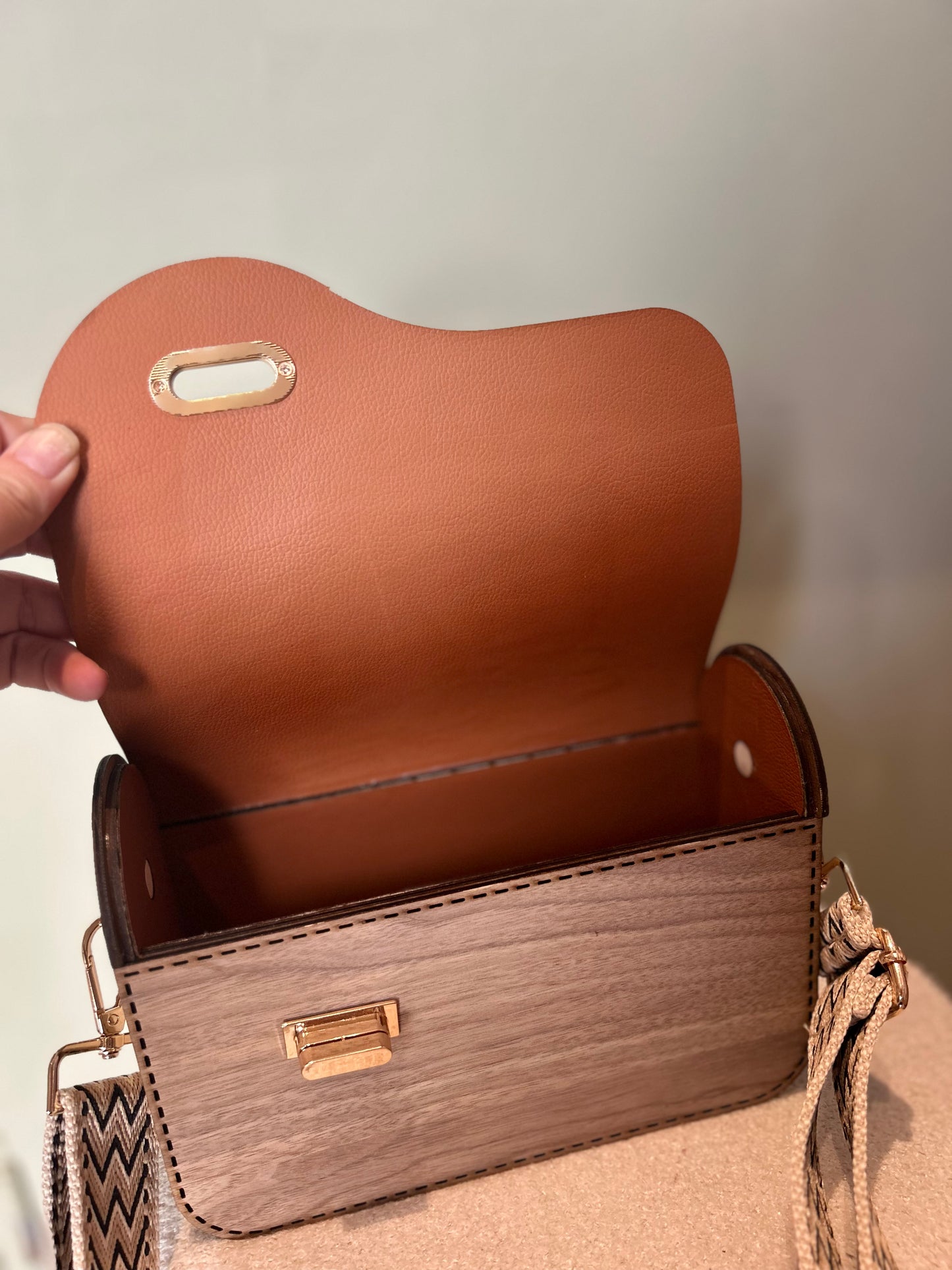 Intérieur spacieux du sac artisanal en bois Chérie de Le Bois Élegant, montrant la finition en cuir PU. Un accessoire pratique et élégant pour les amateurs d'artisanat. artisan, ARTISANAT, Sac en bois.