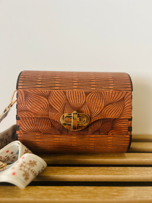 Sac en Bois Vivi par Le Bois Elégant, un sac en bois élégant posé sur une surface, exhibant son esthétique artisanale et ses détails floraux.