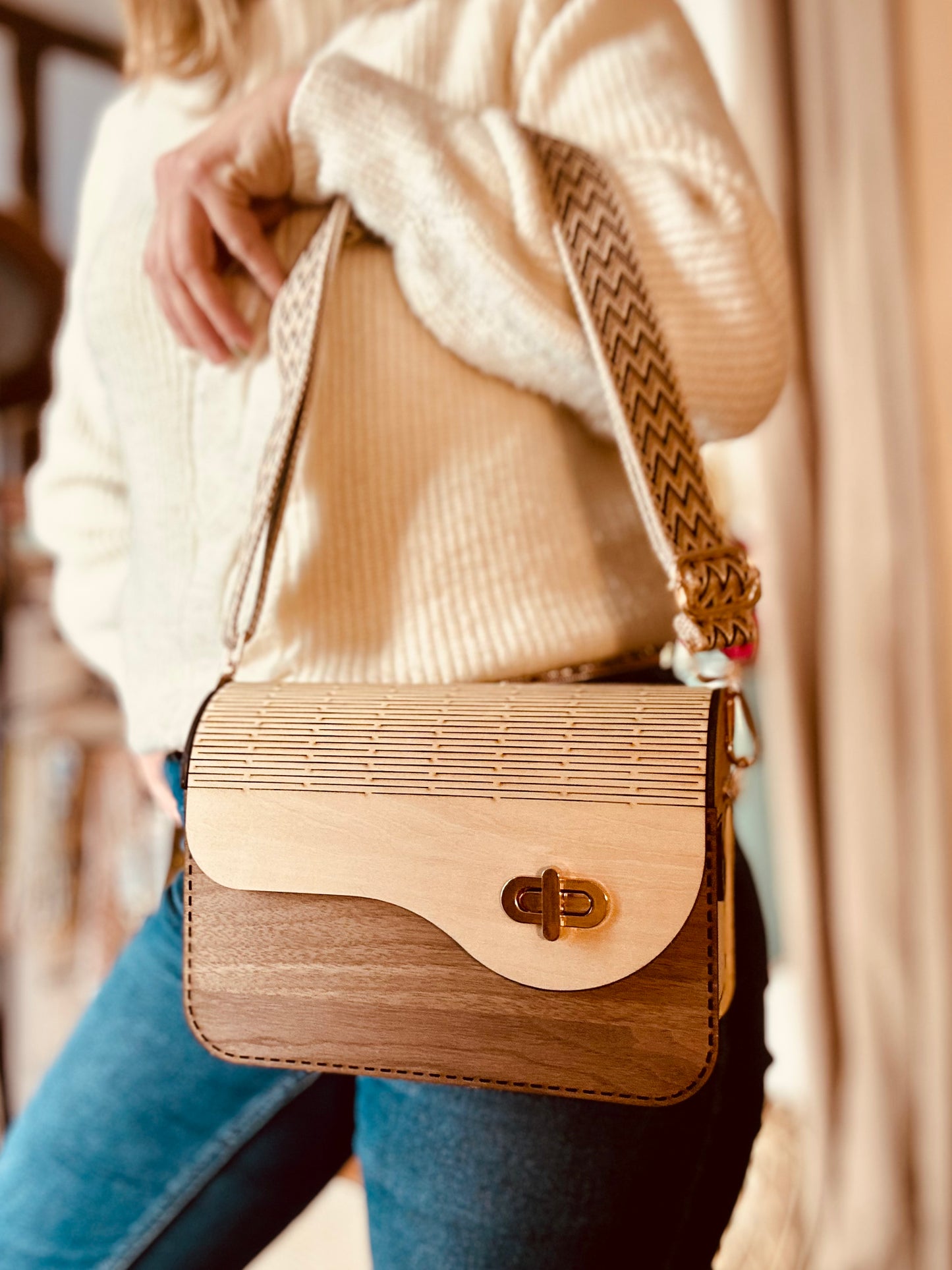 Le sac artisanal en bois Chérie de Le Bois Élegant porté avec une chaîne bandoulière, révélant son design chic et contemporain. Un must-have pour les passionnés du style artisanal. artisan, ARTISANAT, Sac en bois.