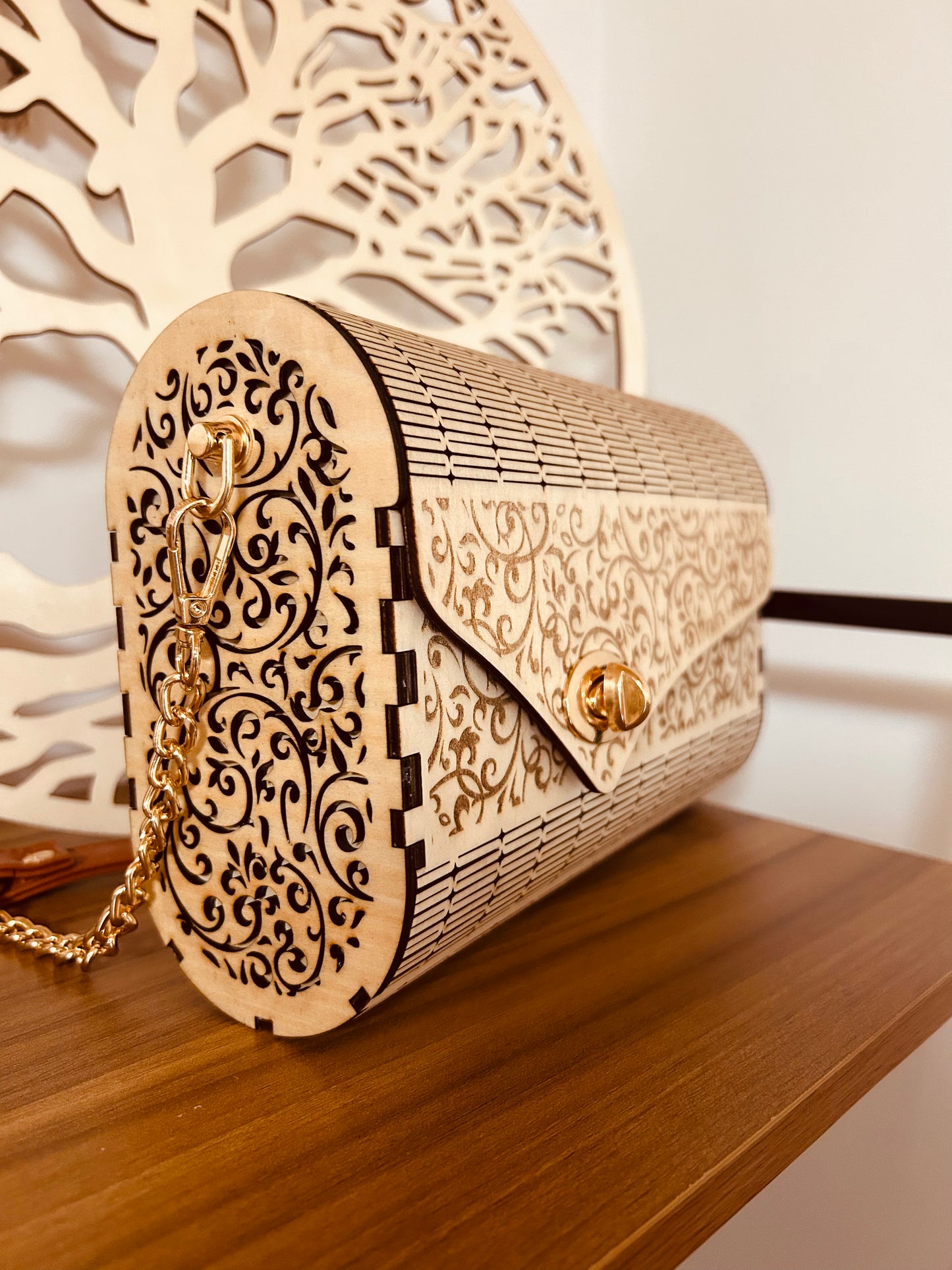 Sac à main en bois Morghane de Le Bois Elégant, avec un design floral délicat, parfait pour ajouter une touche artisan à votre style. Sac en bois idéal pour les occasions spéciales.
