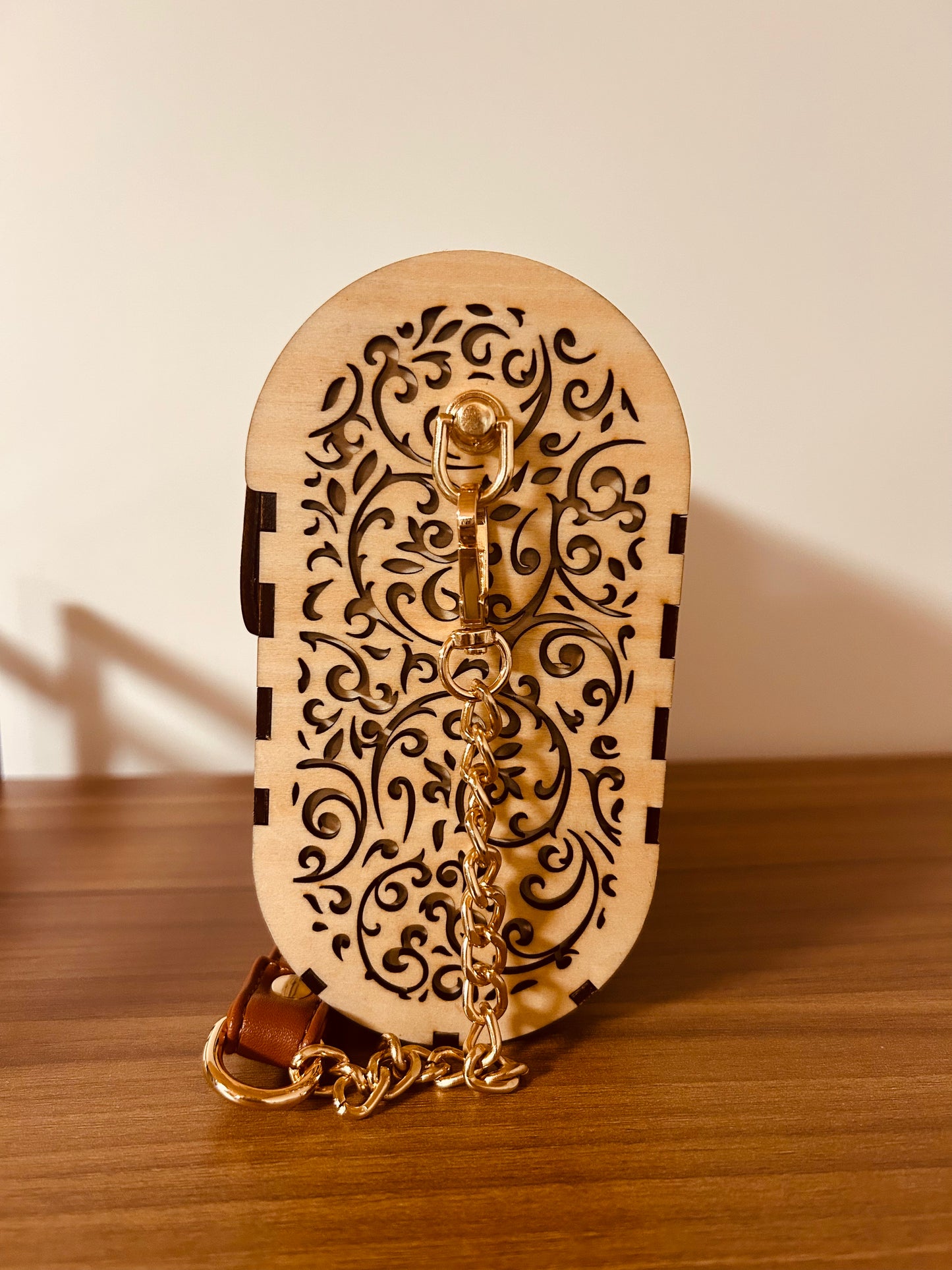 Détail du fermoir métallique du sac à main en bois Morghane de Le Bois Elégant, soulignant l'artisanat exquis dans ce sac en bois créé pour les amateurs d'élégance.