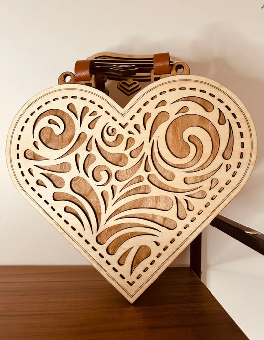 Sac cœur en bois de La Bois Elégant, montrant de près les motifs élégants et le charme artisanal.