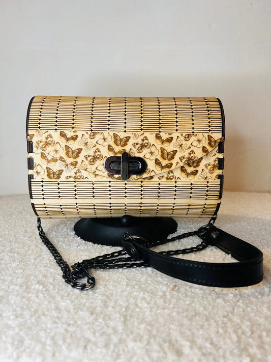 Sac en bois Papillon Élégant de Le Bois Elégant, mettant en avant un design délicat avec des papillons gravés au laser, parfait pour toutes les occasions.