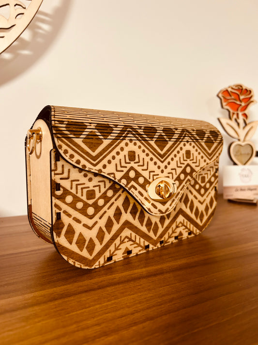Sac en bois tribal de Le Bois Élégant, avec un design unique et artisanal, fabriqué en bois pour un look authentique. Artisan, ARTISANAT, Sac en bois.