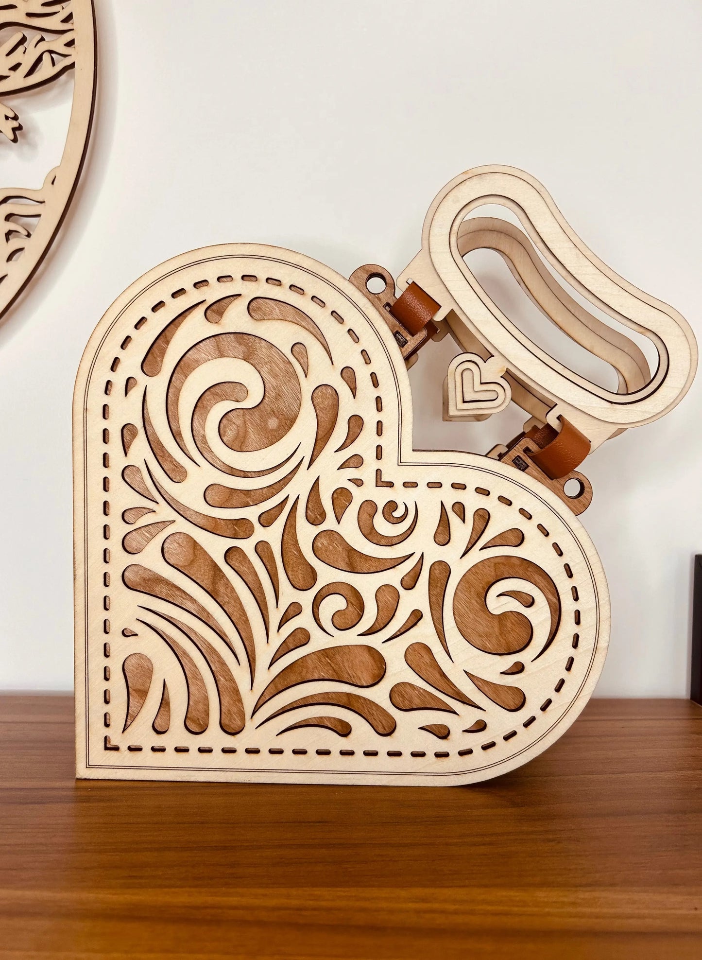 Sac cœur en bois de La Bois Elégant exposé sur une table, illustrant sa fonctionnalité comme pièce décorative.