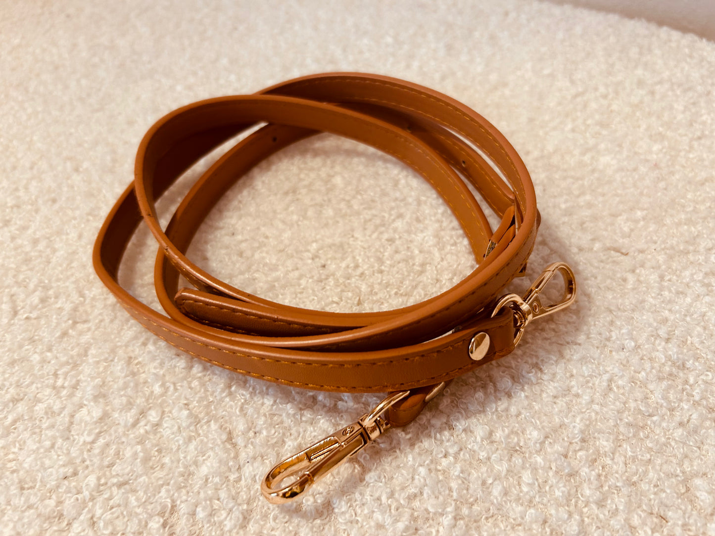 Les sangles en cuir du sac en bois élégant par Le Bois Elégant, exemplifiant l'artisanat de qualité dans les accessoires.