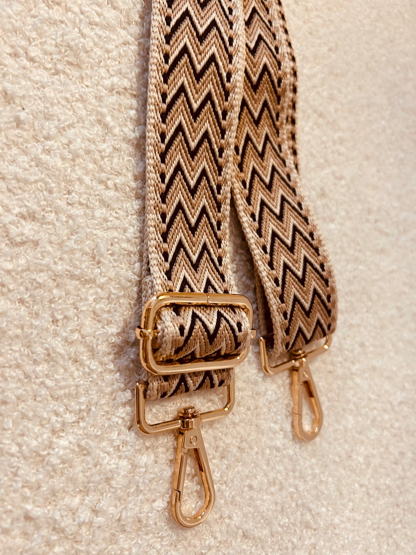 Vue latérale du sac en bois tribal de Le Bois Élégant, combinant élégance et artisanat pour un look distinctif. Artisan, ARTISANAT, Sac en bois.