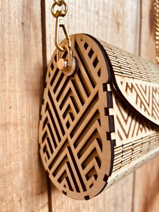 Détail du sac en bois Ella de Le Bois Elégant, mettant en avant l'artisanat du fermoir en métal sur ce sac en bois artisanal.