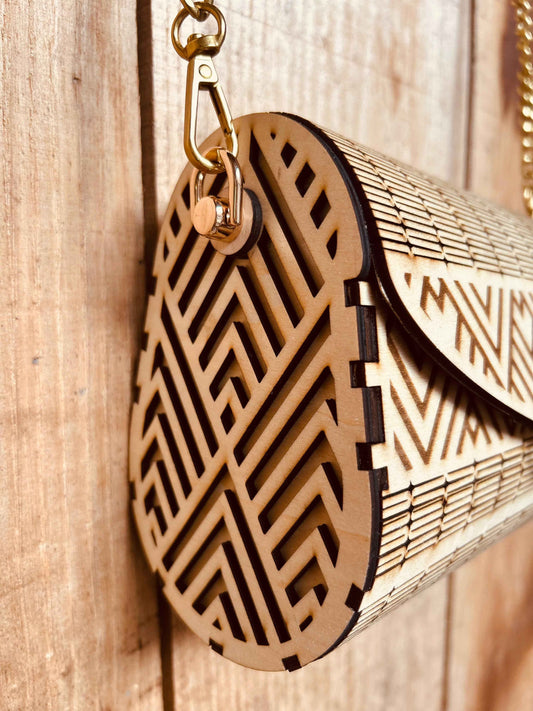 Sac en bois Ella de Le Bois Élégant, élégant sac à main en bois naturel avec poignée en cuir, vue de face.