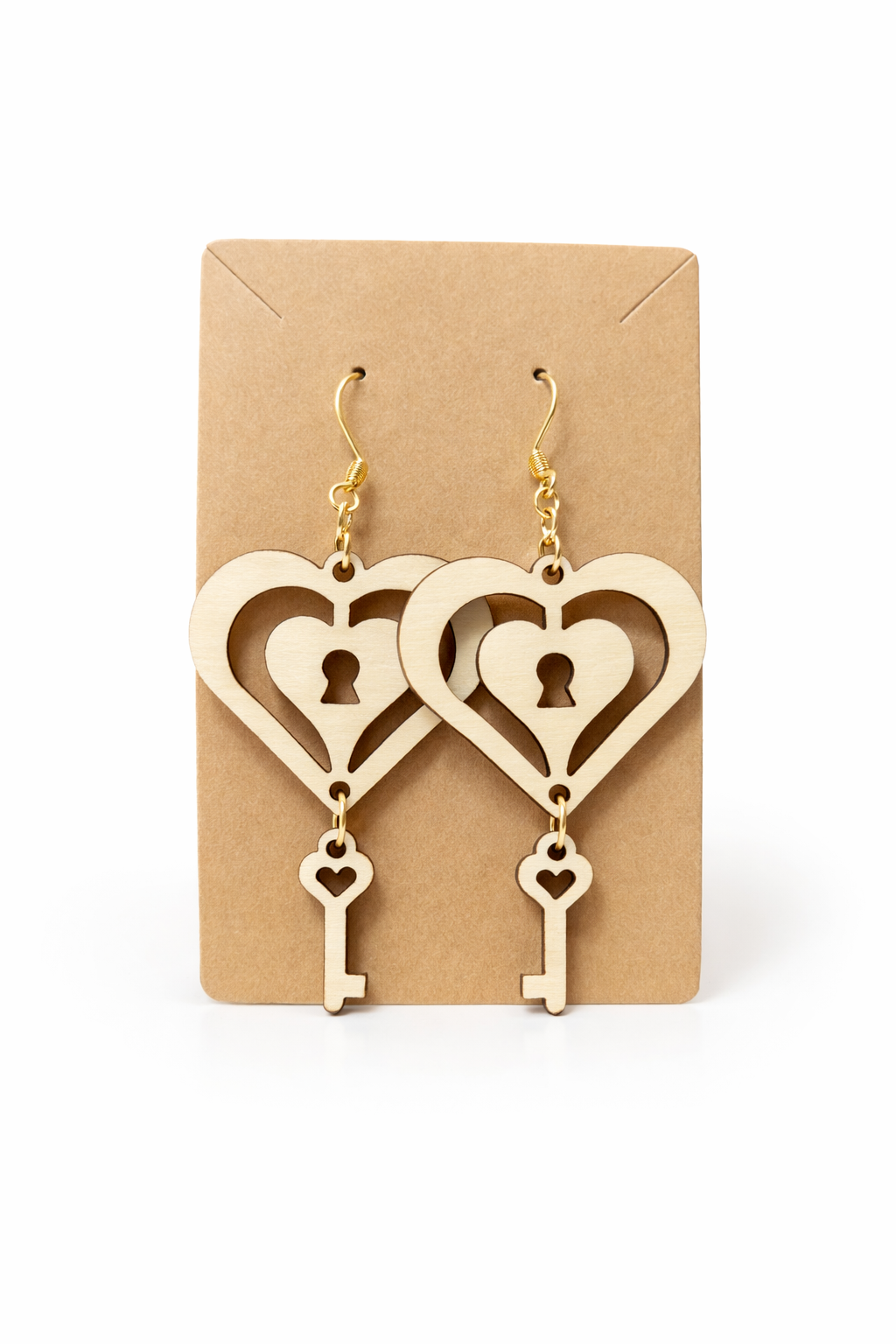 Boucles d'oreilles en forme de clé avec motif cœur, créoles en bois élégant, accessoires de mode raffinés.