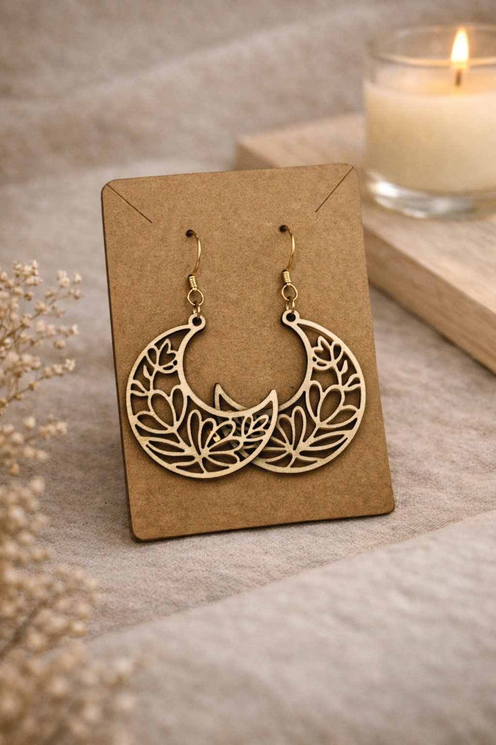 Boucles d'oreilles Le Bois Elégant Lune fleurie en argent avec motif floral délicat, pendantes et élégantes.