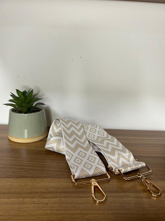 Sac artisanal en bois Chérie de Le Bois Élegant sur une surface en bois, évoquant un environnement naturel et authentique. Un ajout chic à tout look. artisan, ARTISANAT, Sac en bois.