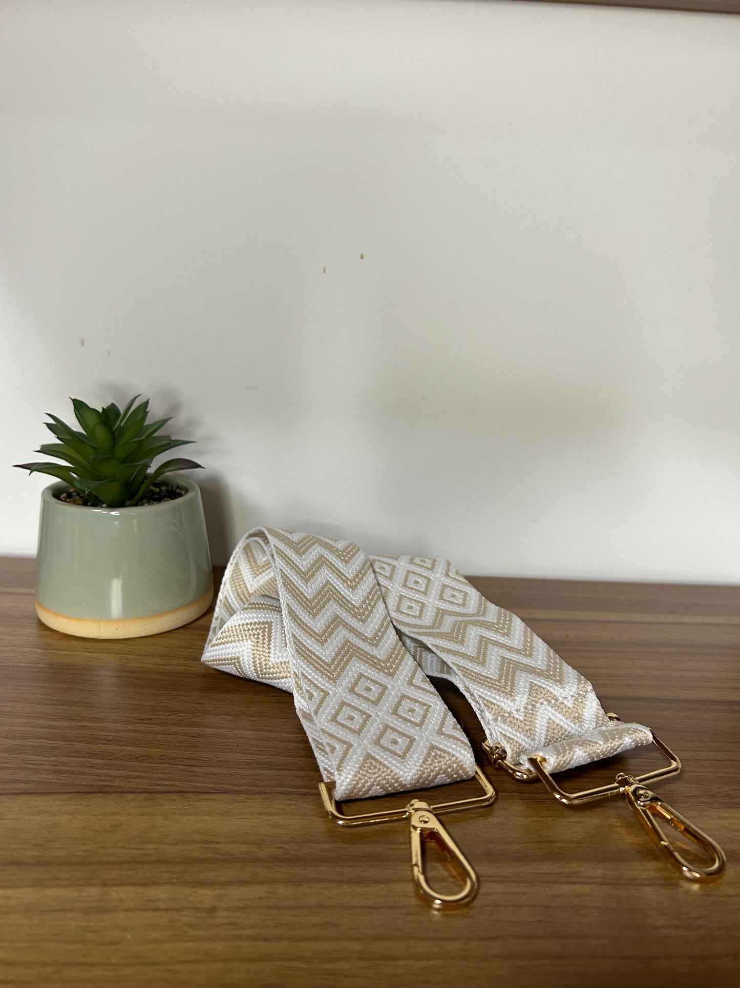 Sac en bois tribal de Le Bois Élégant, affichant un artisanat exceptionnel et un style unique pour tous vos moments. Artisan, ARTISANAT, Sac en bois.