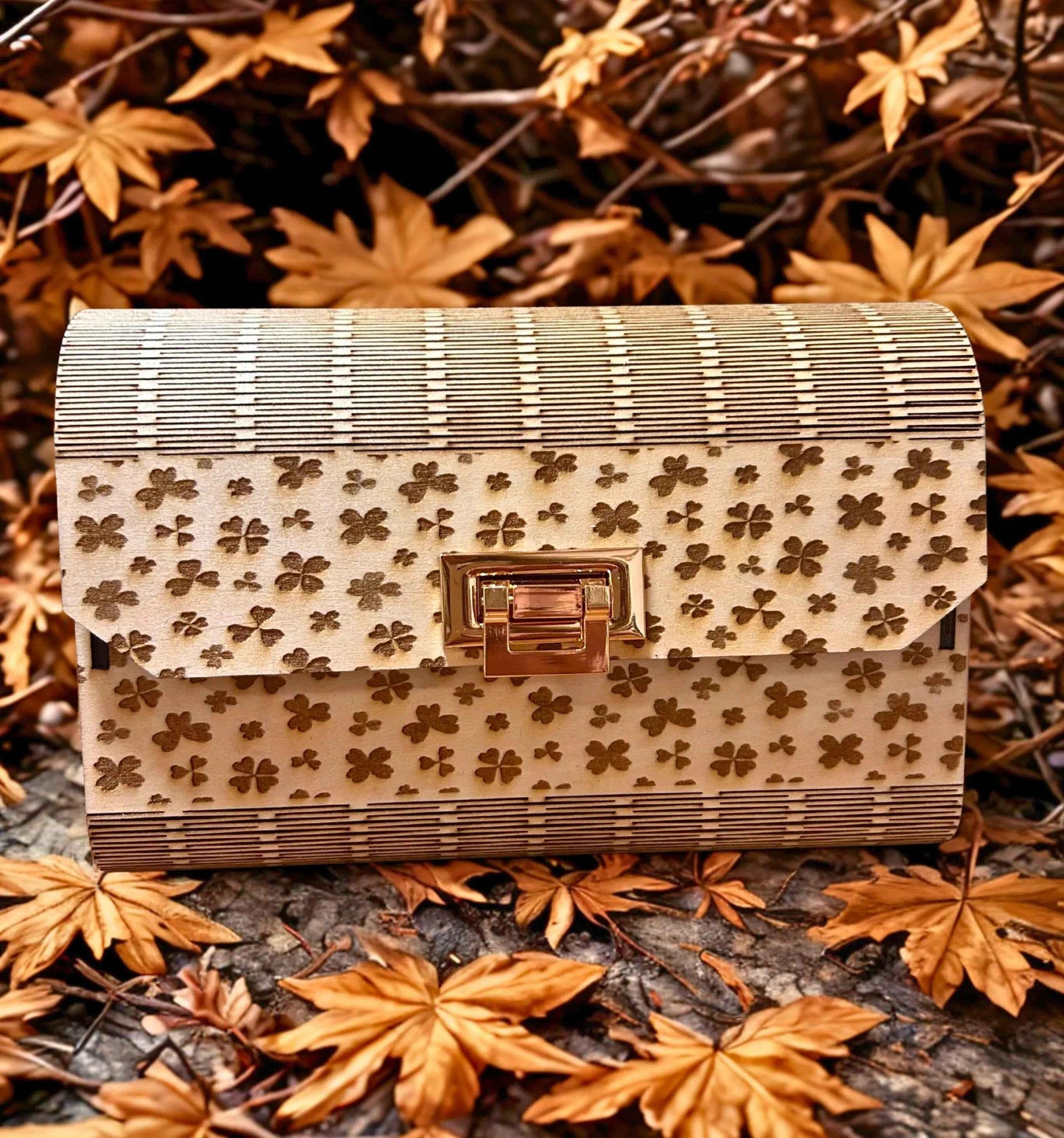 Sac en bois en forme de trèfle de la marque Le Bois Elégant, élégant et artisanal, avec détails en bois naturel.