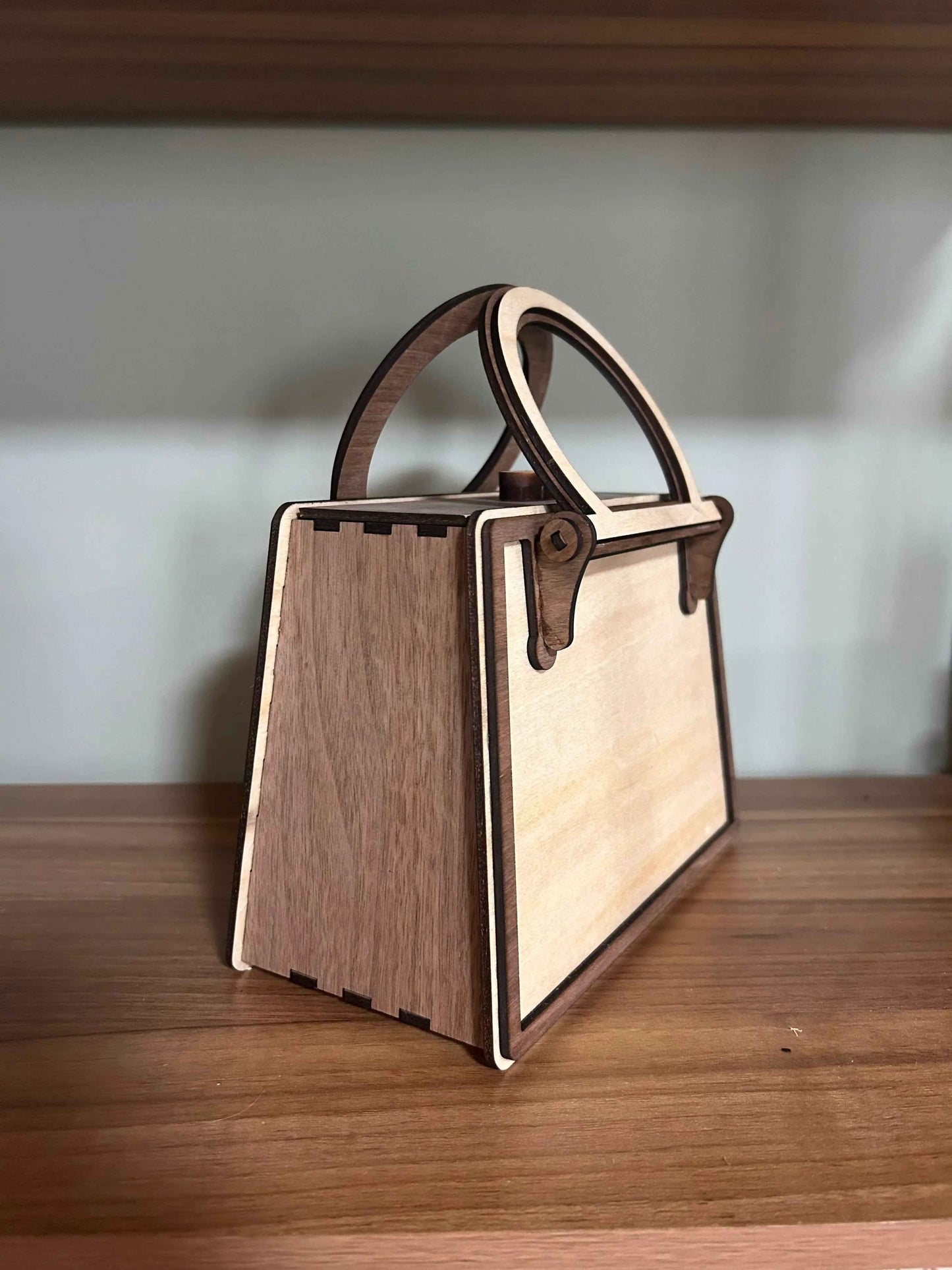 Sac Glamour de la marque Le Bois Elégant, en cuir noir avec poignées élégantes et détails sophistiqués.