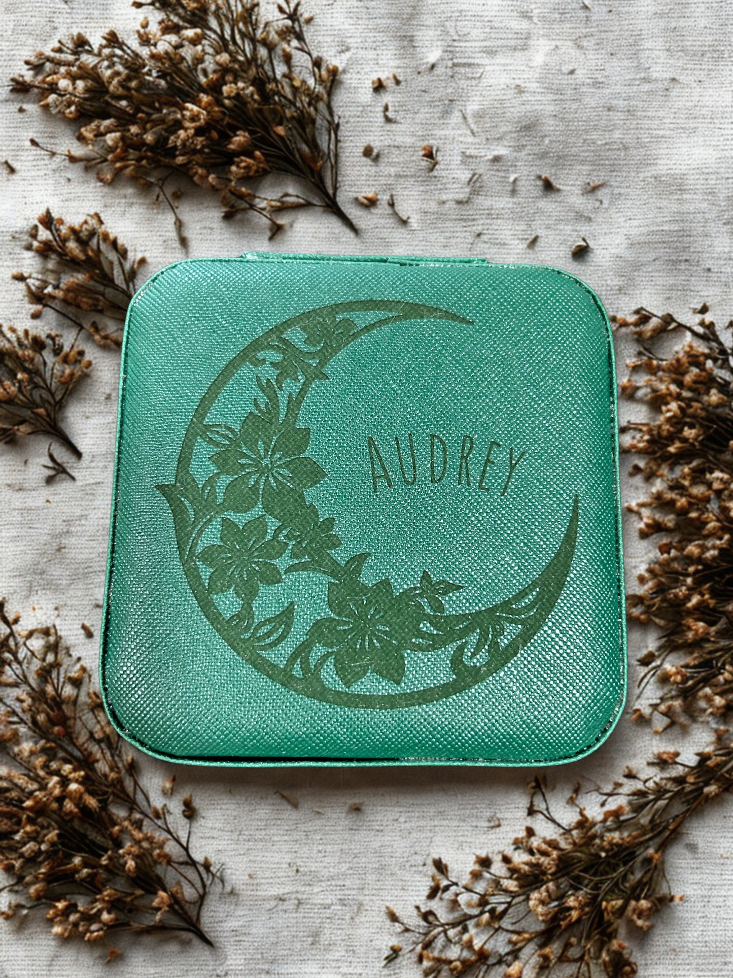 Boite a bijoux personnalisée – Blanche, Rose ou verte