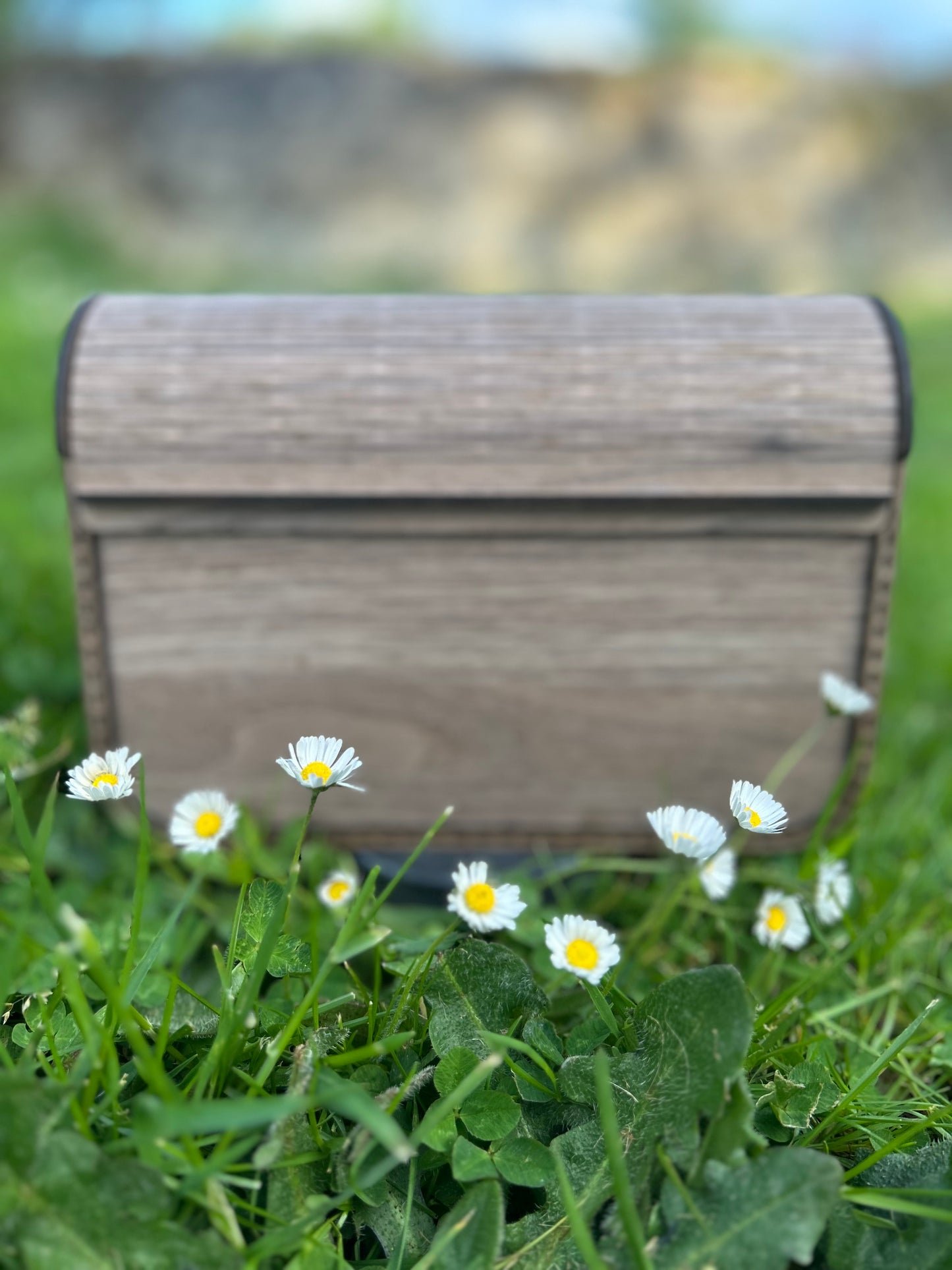 Sac en bois design 'Sac en Bois Piano' de Le Bois Elégant, vue de profil sur une pelouse, soulignant le savoir-faire artisanal et l'esthétique unique, sac en bois.