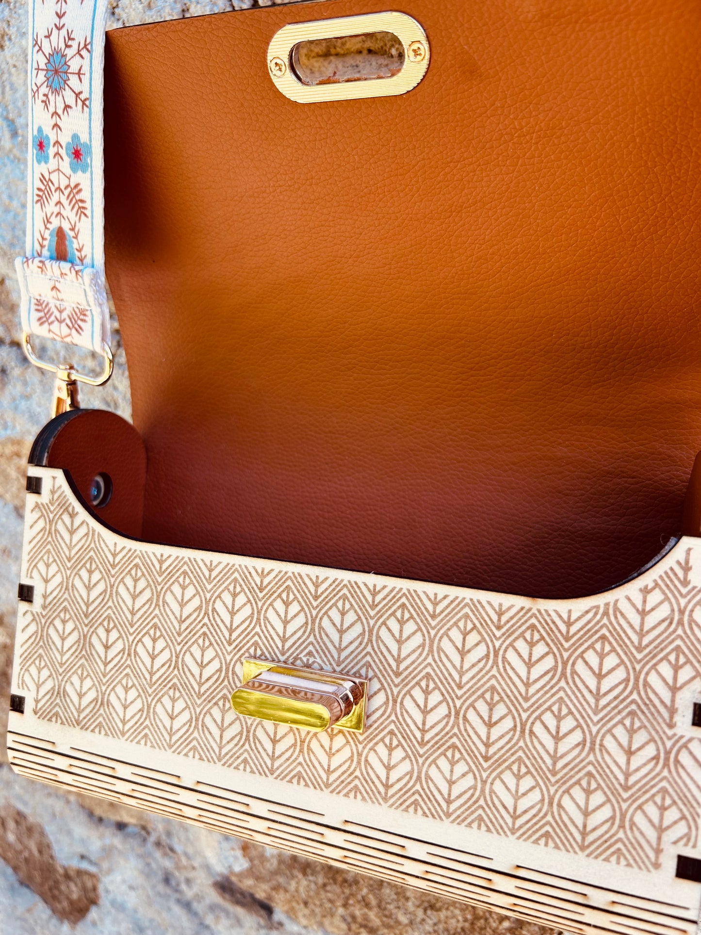 Intérieur du sac en bois personnalisé Mimi de Le Bois Elégant, mettant en avant une doublure en cuir marron et la fermeture.