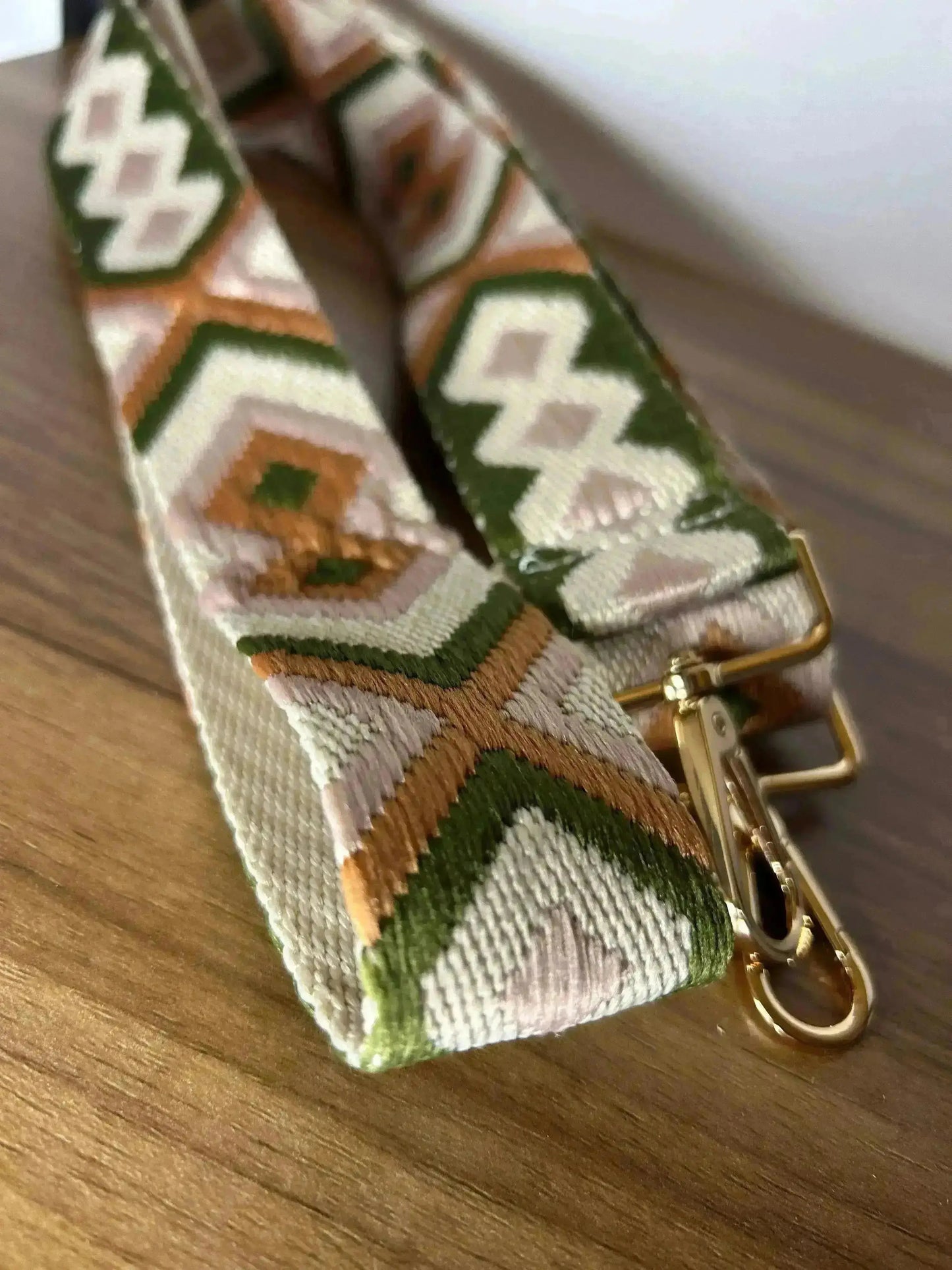 Sac en bois tribal de Le Bois Élégant, un accessoire fait main qui respire l'authenticité et le savoir-faire artisanal. Artisan, ARTISANAT, Sac en bois.