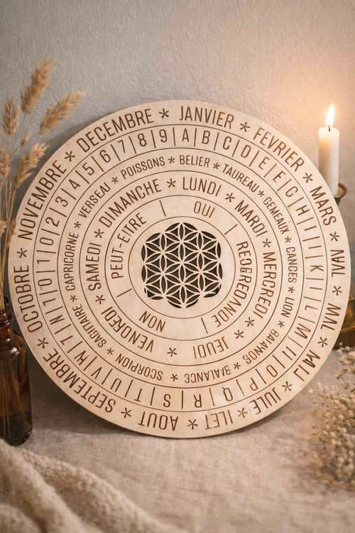 Planche de radiesthésie en bois avec motif Fleur de Vie, pièce artisanale de Le Bois Elégant, visible avec détails du bois et du design.