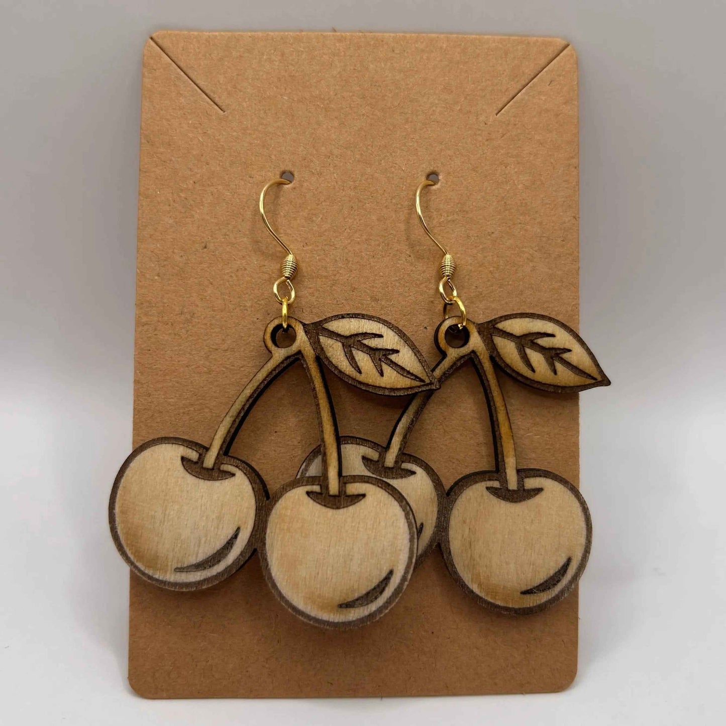 Cerizette en bois de Le Bois Elégant, détail artisanal avec finition soignée, présentée sur fond neutre.