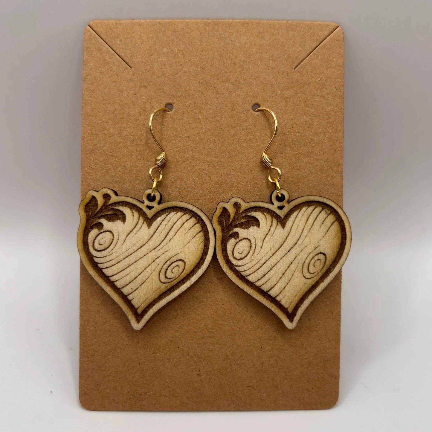 Cœur en bois artisanal de la marque Le Bois Elégant, montrant la texture et la finition du bois naturel.