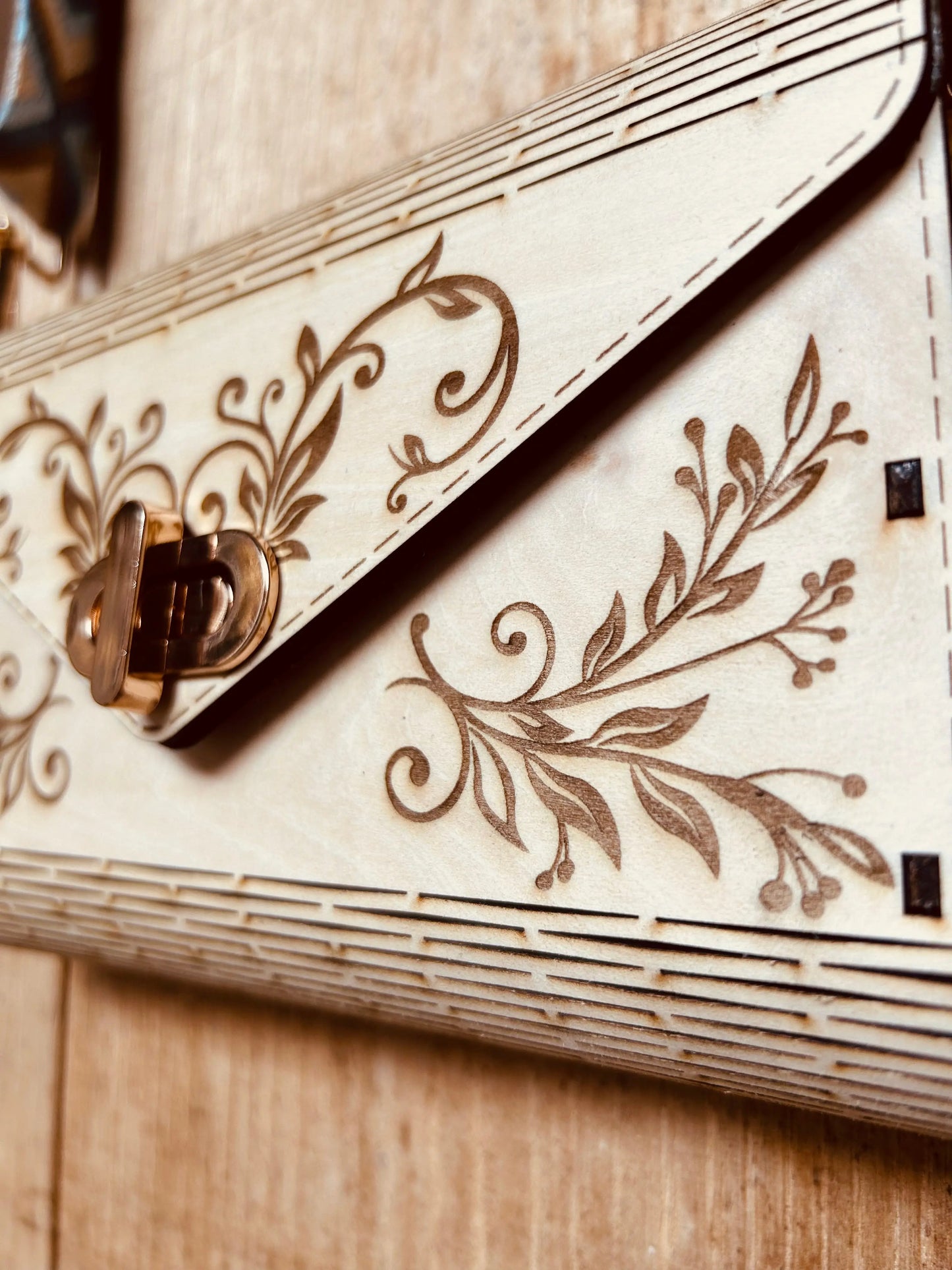 Détail du sac à main écologique SAC EN BOIS NELL de Le Bois Elégant, mettant en avant le motif floral, illustrant la beauté de l'artisan et de l'ARTISANAT.