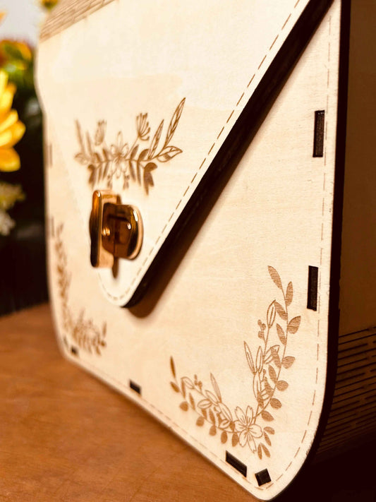 Sac en bois Laly de la marque Le Bois Elégant, avec poignée en cuir et design élégant visible sur l'image.
