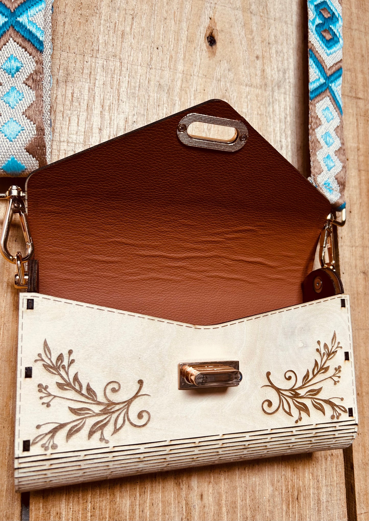 Vue du sac à main écologique SAC EN BOIS NELL de Le Bois Elégant, avec l'ouverture révélant un design soigné, un produit d'ARTISANAT et d'artisan en bois.