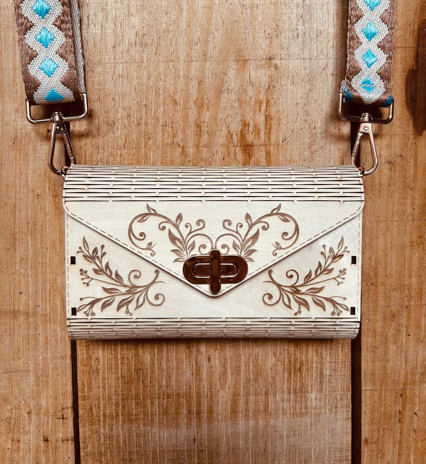 Sac à main écologique SAC EN BOIS NELL de Le Bois Elégant, mettant en avant son style naturel et élégant, référence en matière d'artisan et d'ARTISANAT.