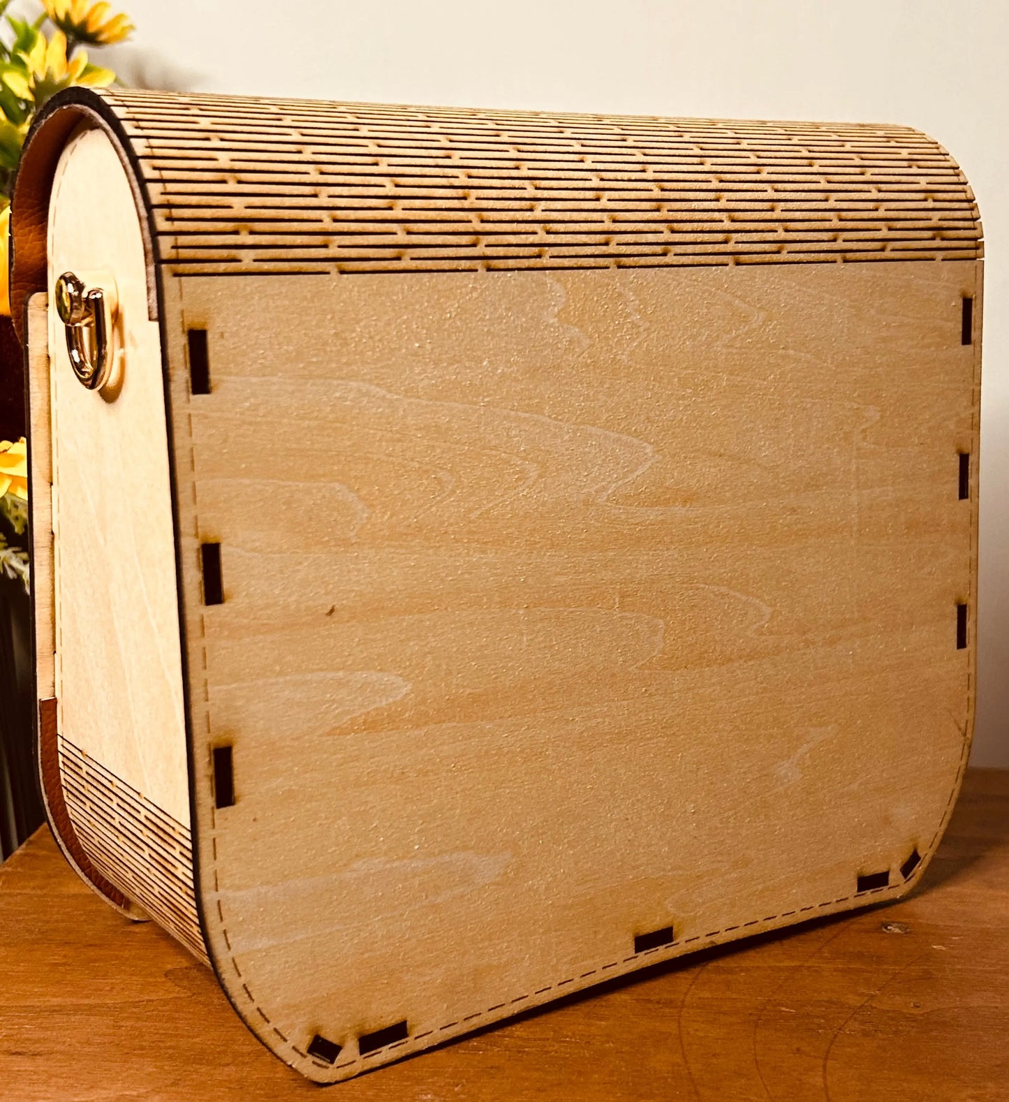 Second aperçu du sac en bois Laly de Le Bois Elégant, illustrant son design chic, alliant l'artisanat moderne et l'élégance, sac en bois élégant, artisan, ARTISANAT, Sac en bois.