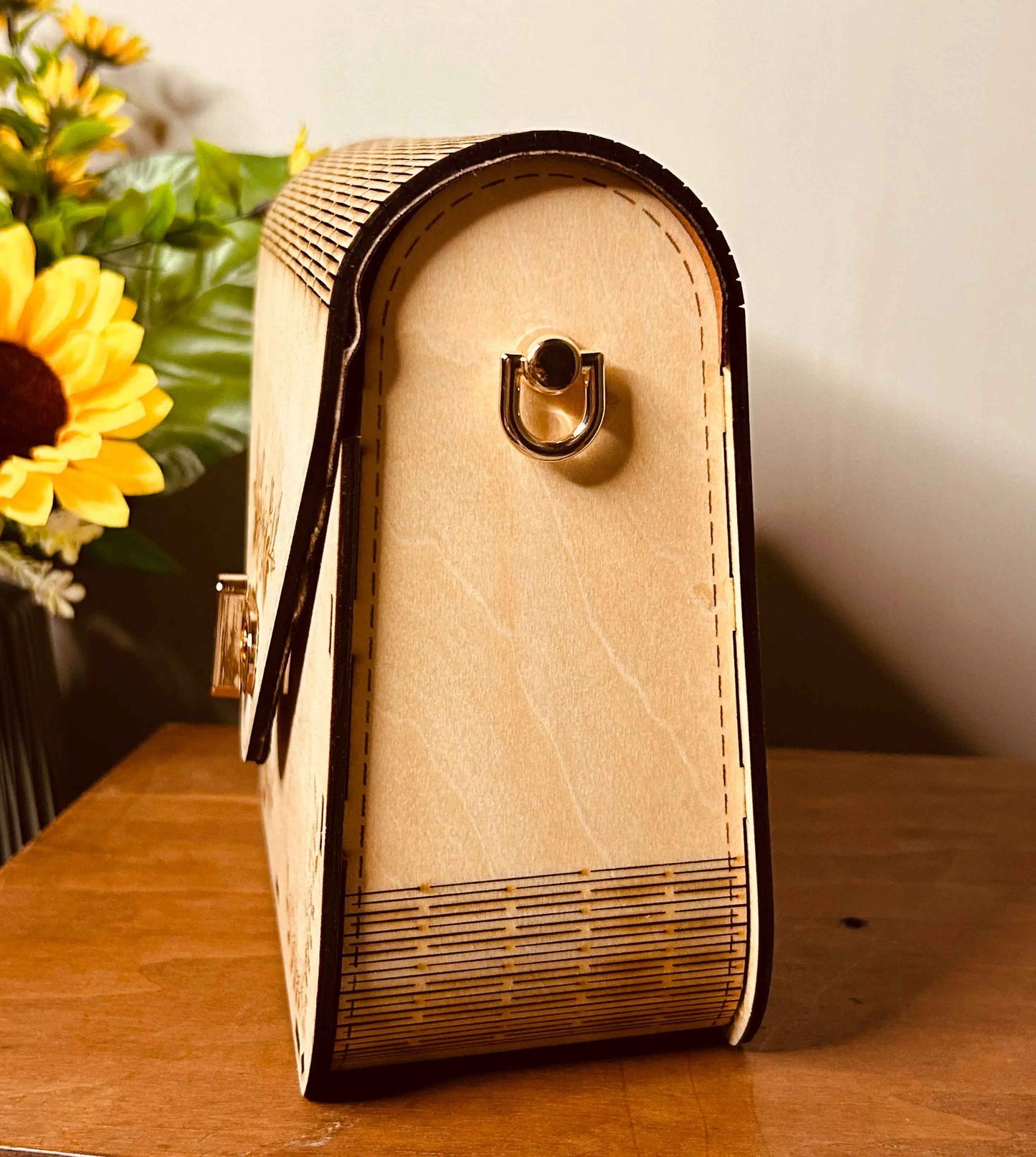 Sac en bois Laly de la marque Le Bois Elégant, avec poignée en cuir et finition élégante, posé sur une surface claire.
