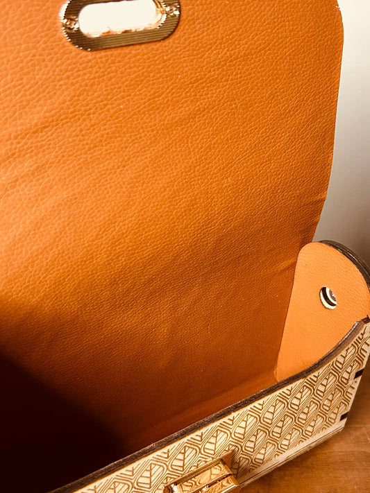 Intérieur du sac en bois personnalisé Mimi de Le Bois Elégant, avec des détails en cuir orange et fermeture de sécurité.