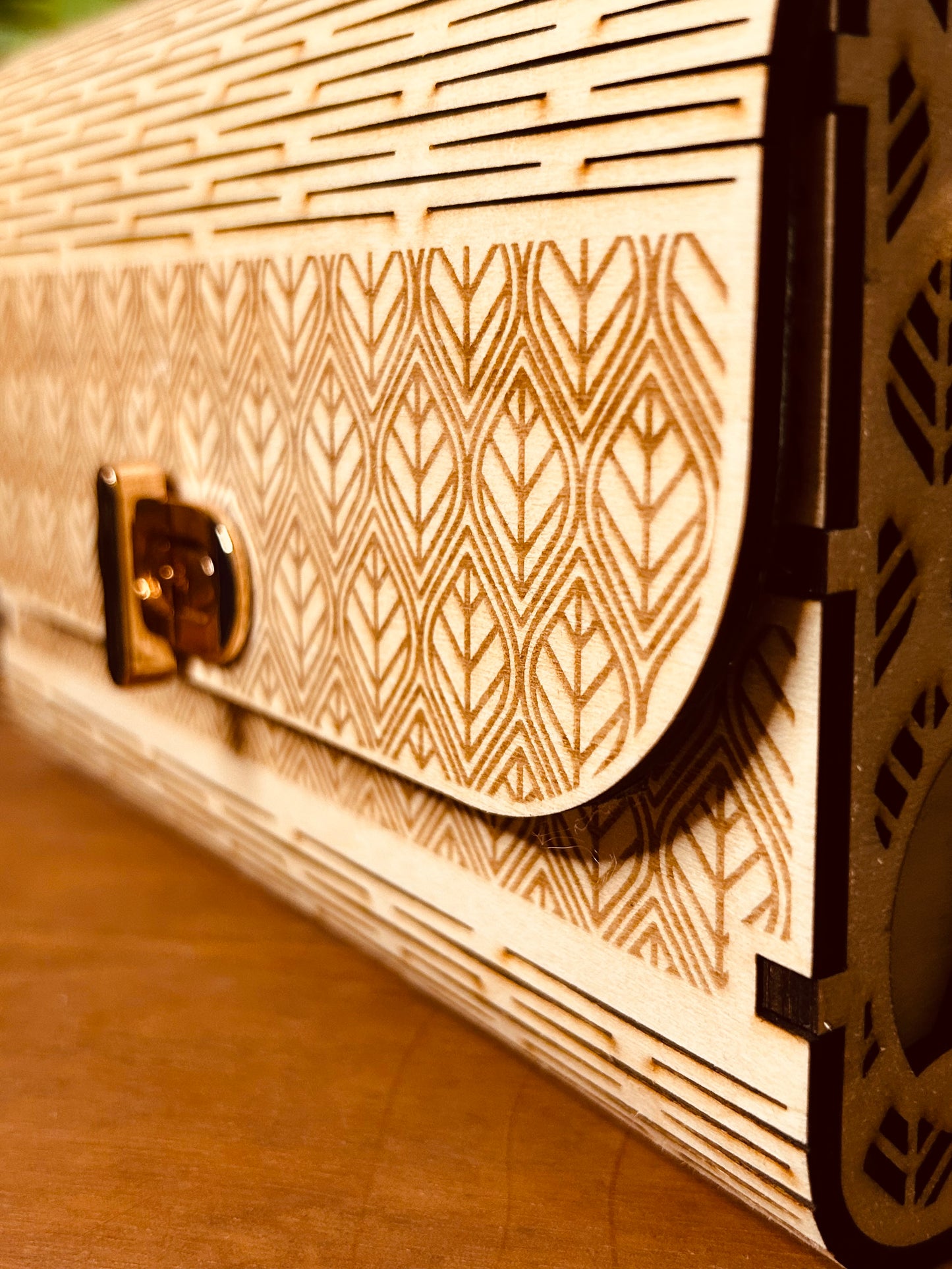 Détail du design élégant du sac en bois personnalisé Mimi de Le Bois Elégant, affichant un motif de feuilles sur bois naturel.