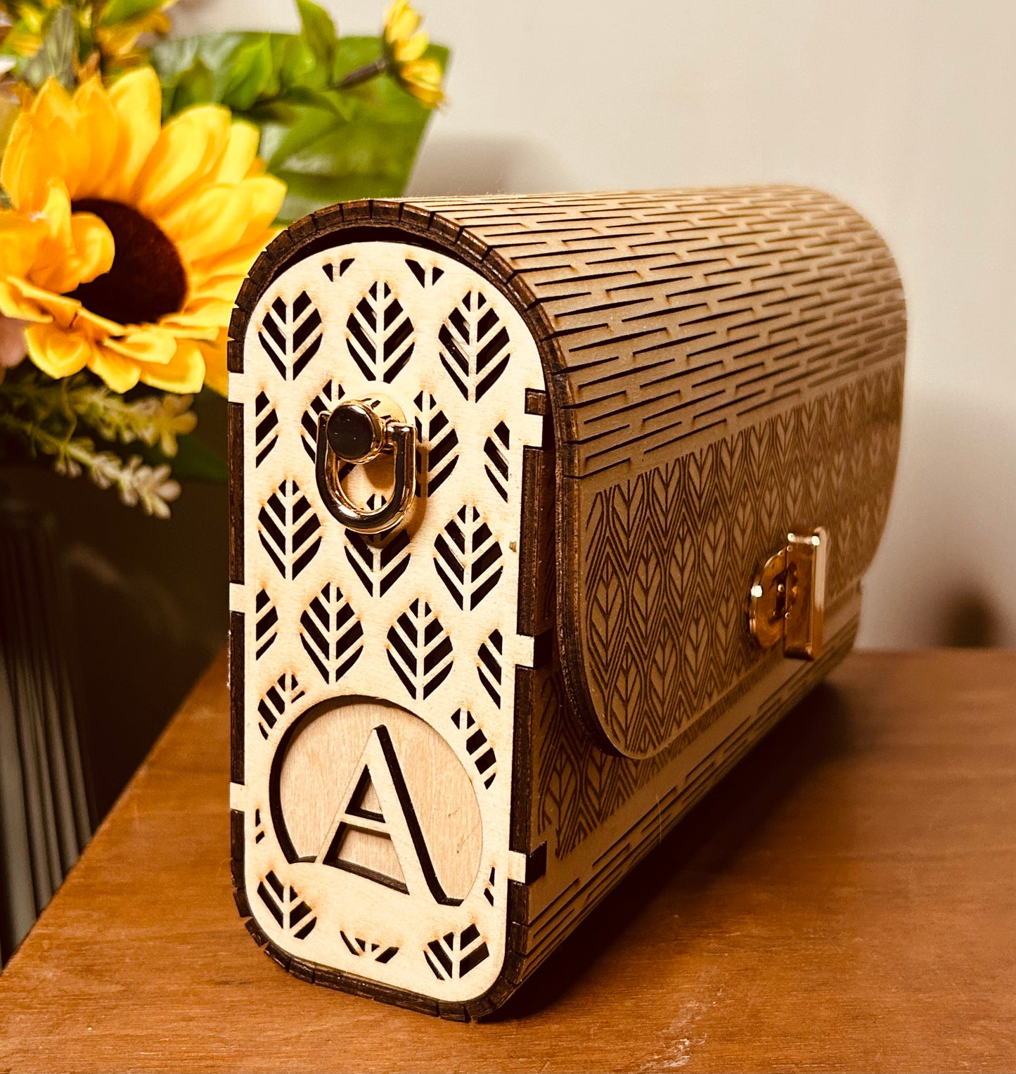Vue latérale du sac en bois personnalisé Mimi de Le Bois Elégant, mettant en avant le fermoir chic et le motif design.