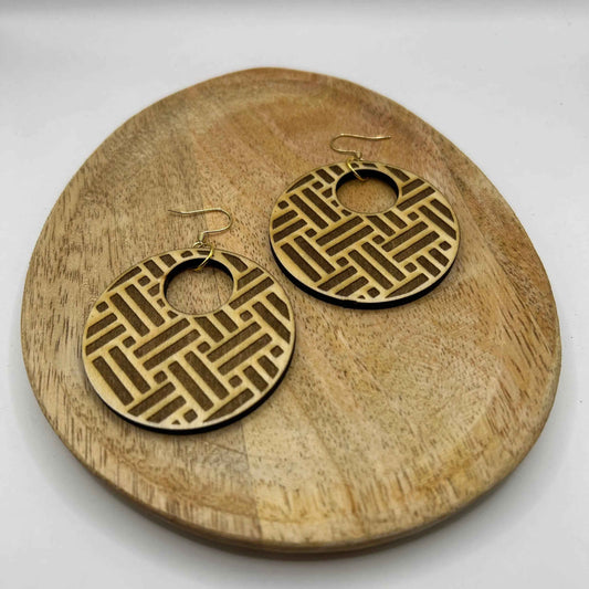 Bracelet tressé bohème en bois naturel par Le Bois Elégant, détail de la texture et des motifs artisanaux.