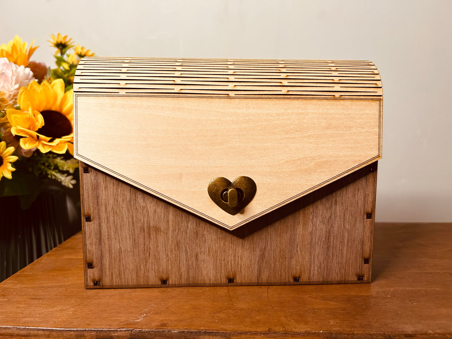 Sac en bois Ophélie de Le Bois Elégant, soulignant son design élégant avec un motif sur le côté. Artisan, ARTISANAT, Sac en bois.