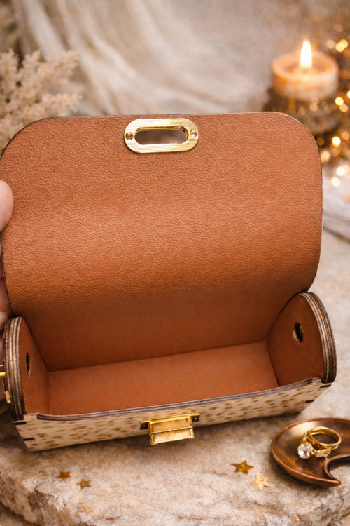 Intérieur d'un sac Mystic Moon de Le Bois Elégant, montrant plusieurs compartiments et détails en cuir PU élégant.